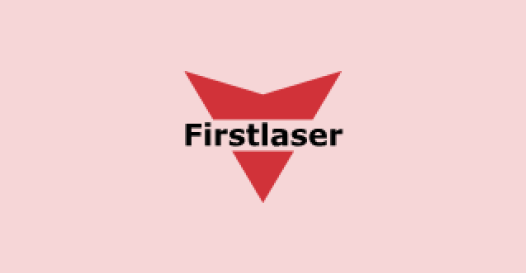 Logo mit dem Wort Firstlaser in Schwarz, zentriert über einem roten umgekehrten Dreieck, vor einem hellrosa Hintergrund. Dieses elegante Design enthält subtile Elemente, die an ein KI Agentur-Thema erinnern, und verbindet Innovation mit Kreativität.